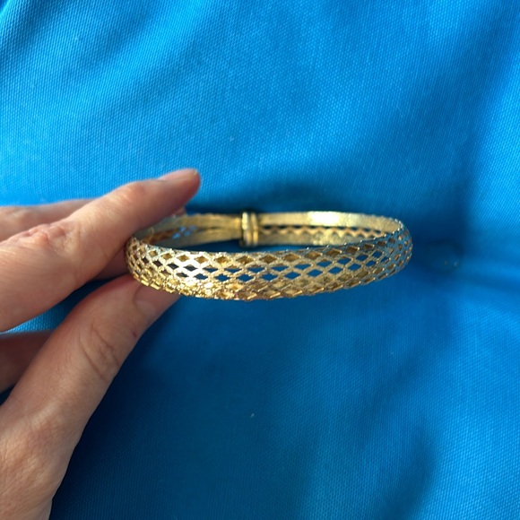 Bracelet Colored Gold Unique And Different Style Gently Used NWOTS Circle Shaped - Picture 2 of 5